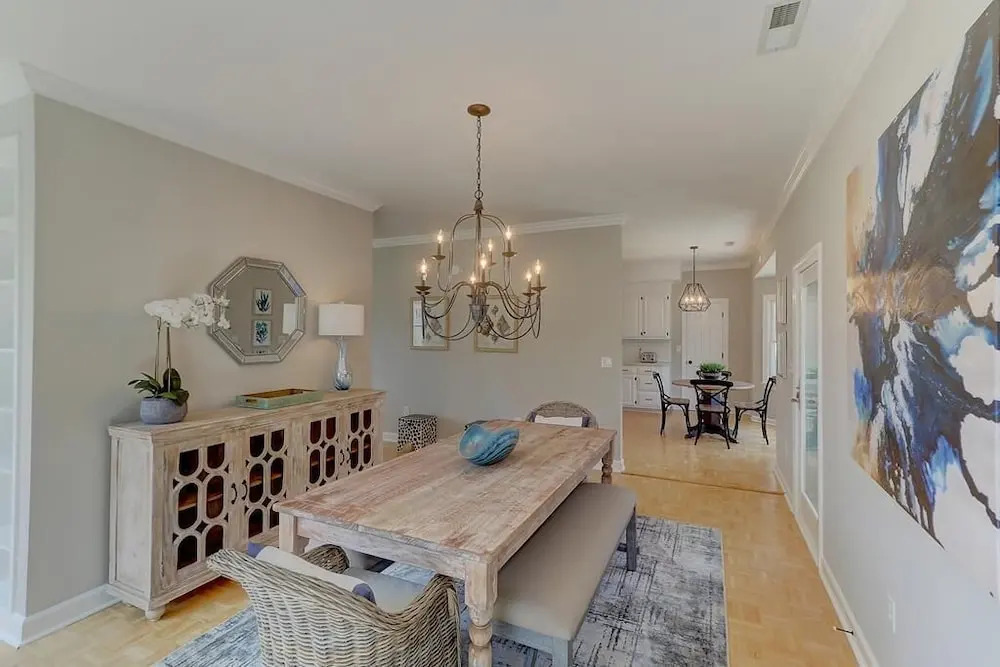 8 44th Avenue