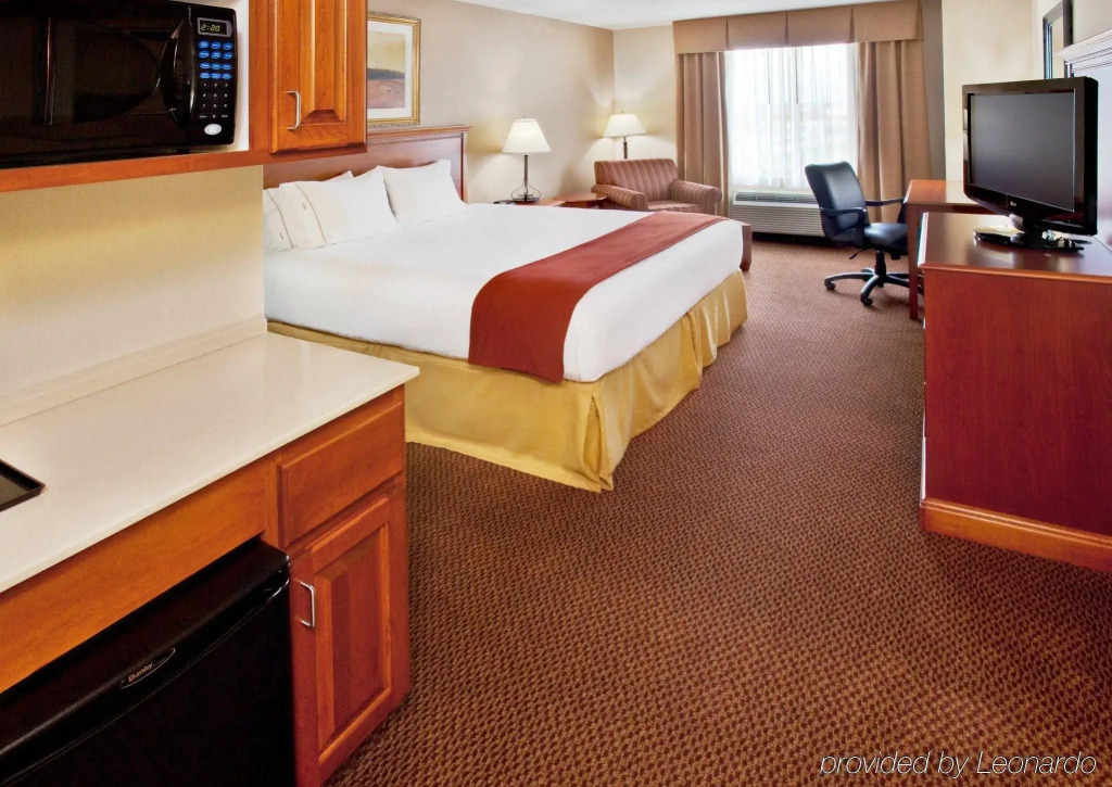 Holiday Inn Express & Suites Sheldon by IHG
