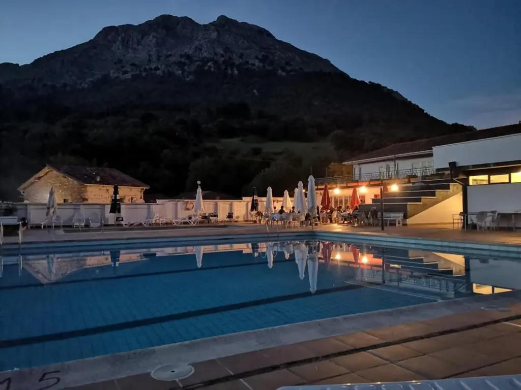 Uxarte -Alojamiento, restaurante y piscinas