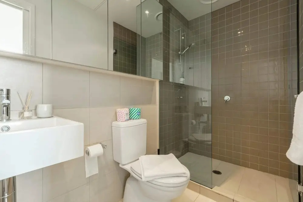 Stunning View 2-bed in Port Melbourne w/ Parking