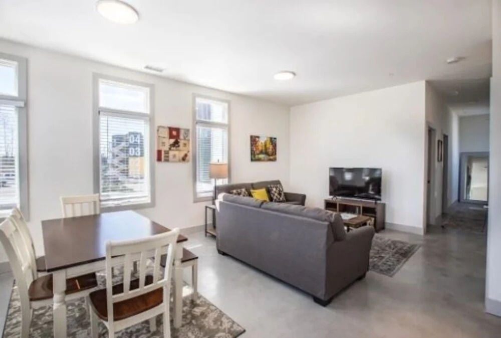Bright Modern Mins From Downtown Nashville! 2 Bedroom Condo