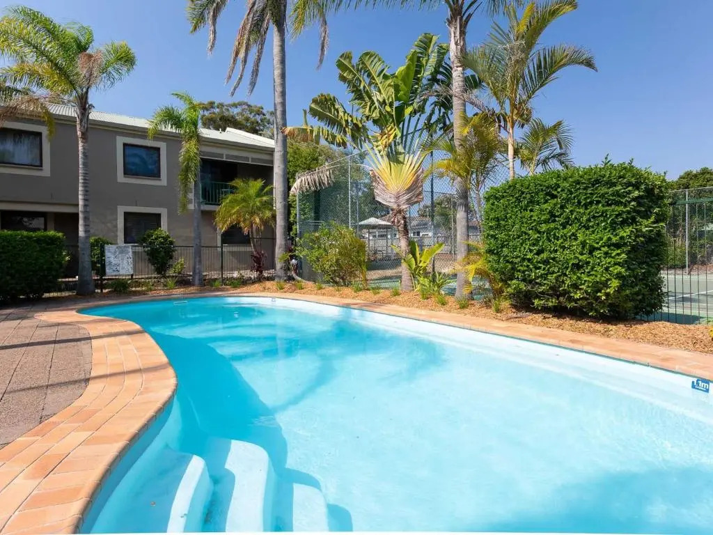 13 'Carindale', 19 Dowling Street - large ground floor unit with pool & tennis court