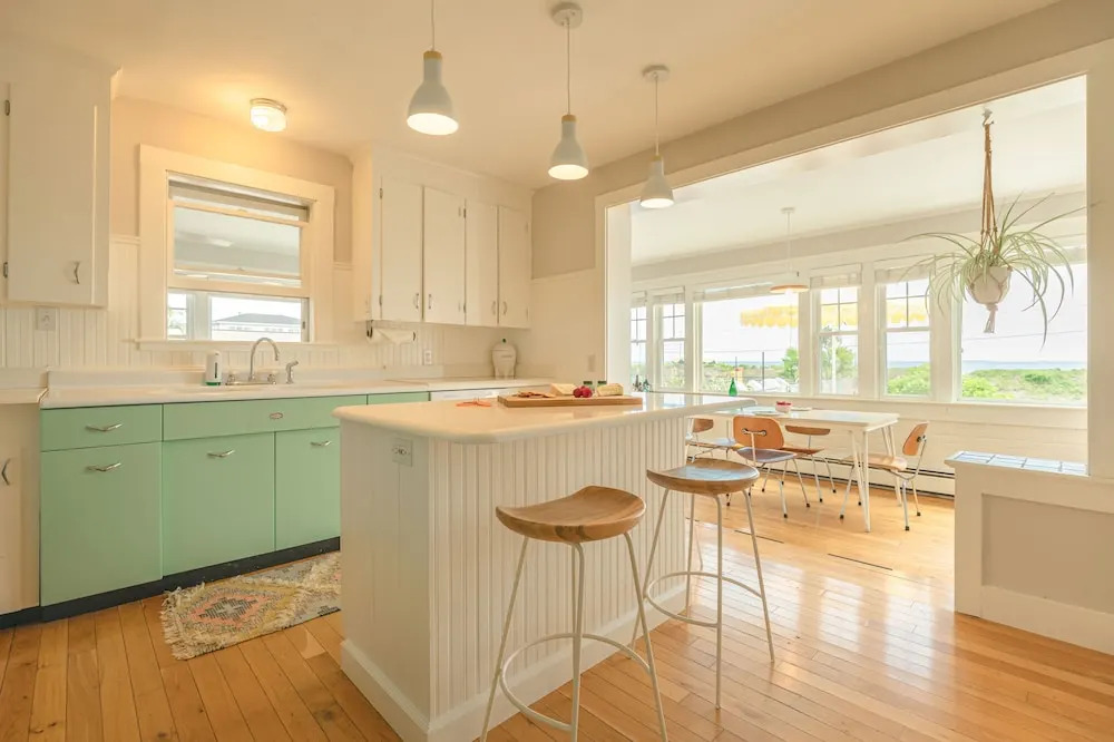 Rye Motor Inn - Oceanfront, Walk to Beach