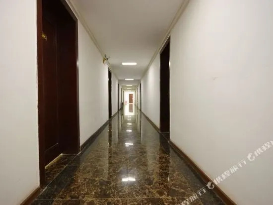 Yibin Sanjiangyuan Hotel (Baixi Town Cuibai Trade City)