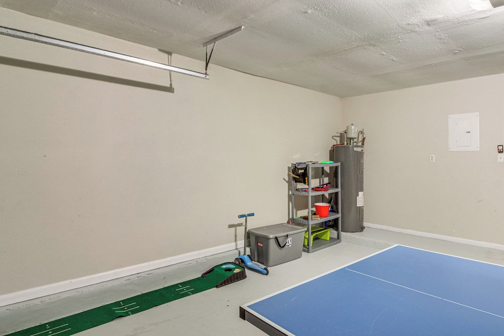 Navarre Home w/ Game Area + Screened-in Porch