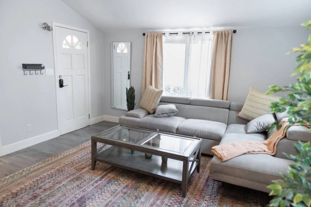 CHARMING UPGRADED 1-BEDROOM HOUSE IN GLENDALE  (p55)