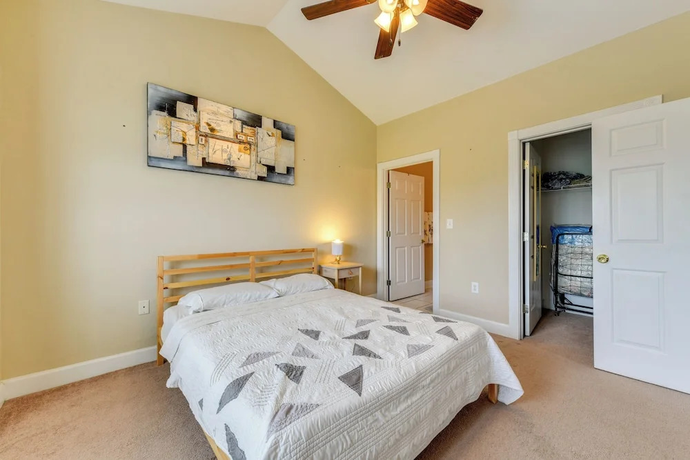 Charming Condo w/ Balcony, 1 Mi to UNC Charlotte!