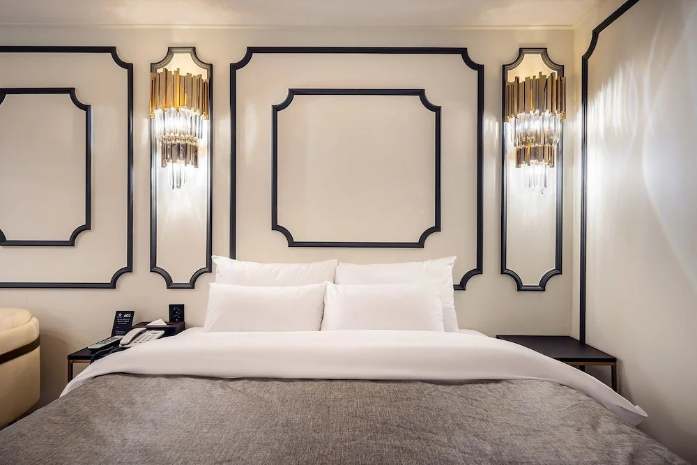 THE GRAY HOTEL