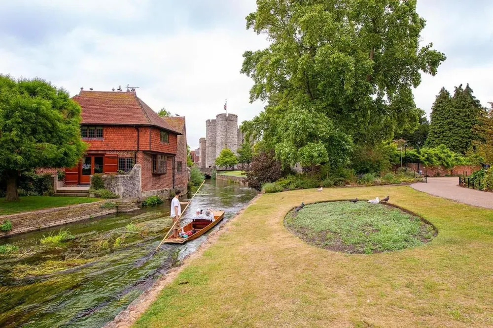 Tranquil Elm Lodge Escape in Canterbury