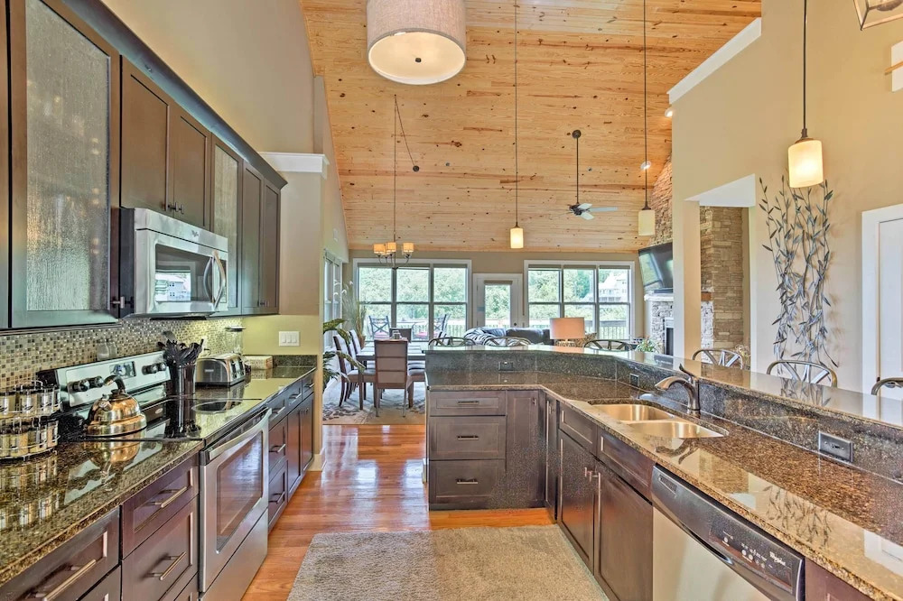 Lake-view Silver Point Condo by Hurricane Marina!