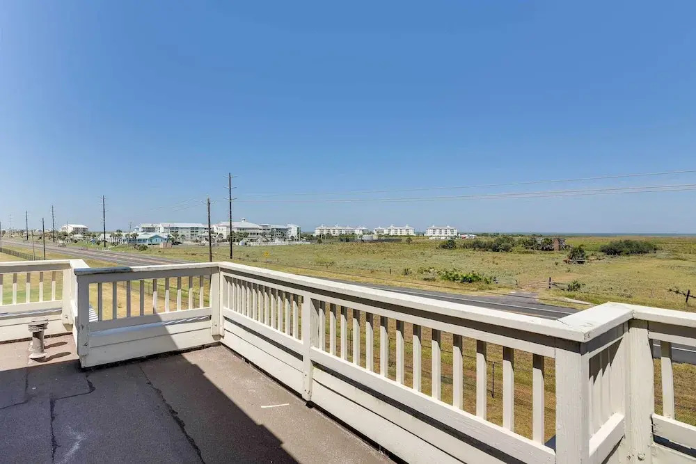 Walk to Ocean! Family & Pet-friendly Galveston Gem