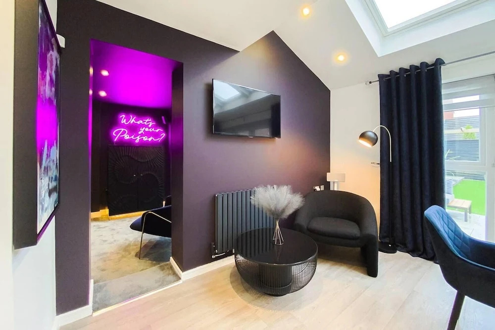 Stunning 4 Bed House With Cinema Room & Parking