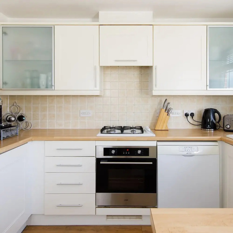 Family Seaside Escape - 5 Mins to Beach