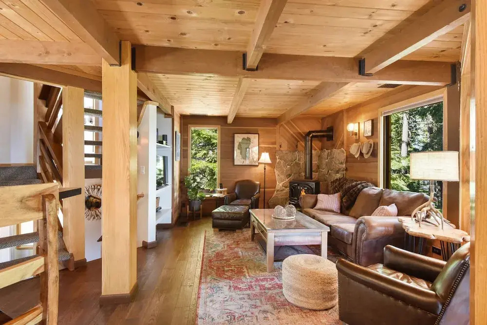 Snowshoe Cabin 3 Decks, BBQ & Hot Tub!