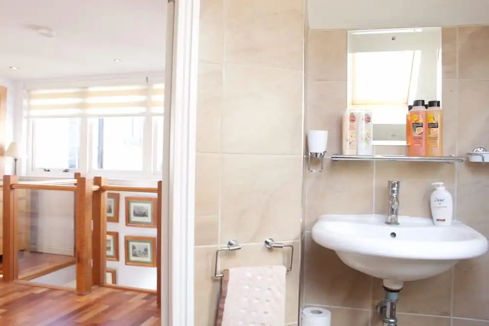 2 Bedroom House With Free Parking