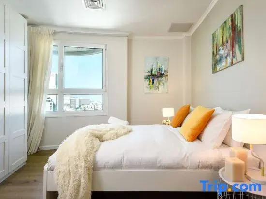 Spacious 1BR w Panoramic Sea View by Sea N Rent