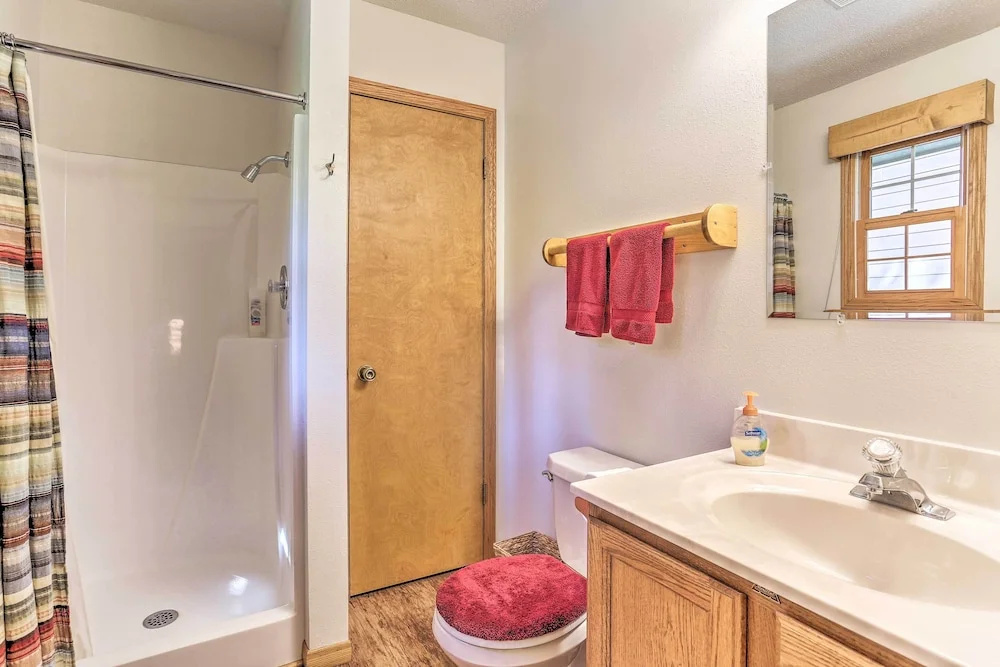 Lead Cabin ~ 9 Mi to Deadwood: Hot Tub + Patio!