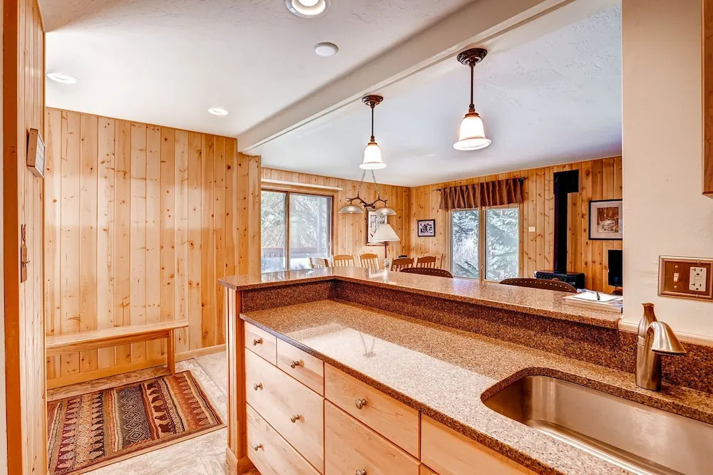 Perfect Mountain Retreat/3br -fireplace, Kids Ski Free 3 Bedroom Condo by RedAwning