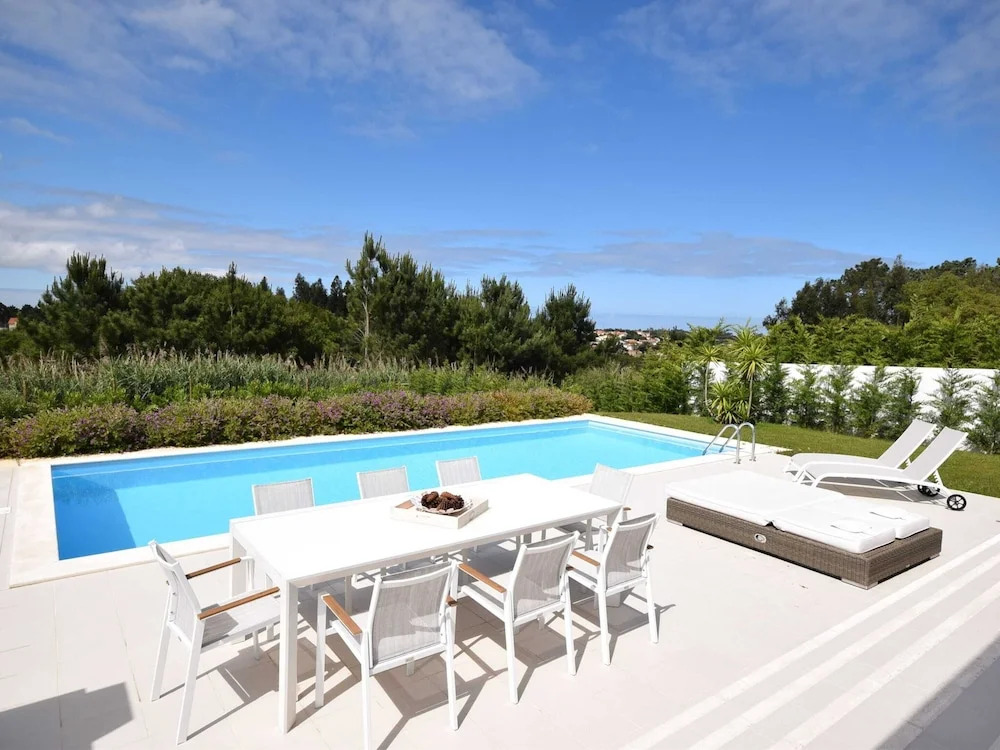 Villa in Foz do Arelho With Pool & Beach