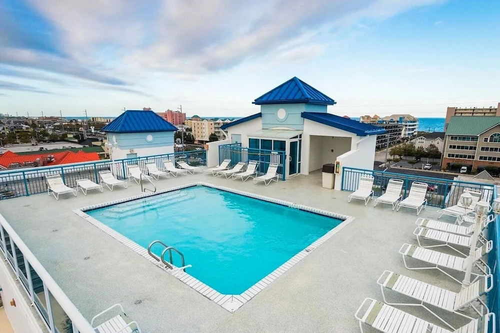 Bayfront Bliss Rooftop Pool, Short Walk To Beach 3 Bedroom Condo