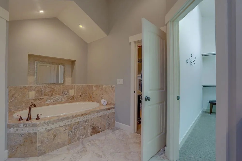 Spacious Five Peaks Home with Soaking Tub and BBQ by RedAwning
