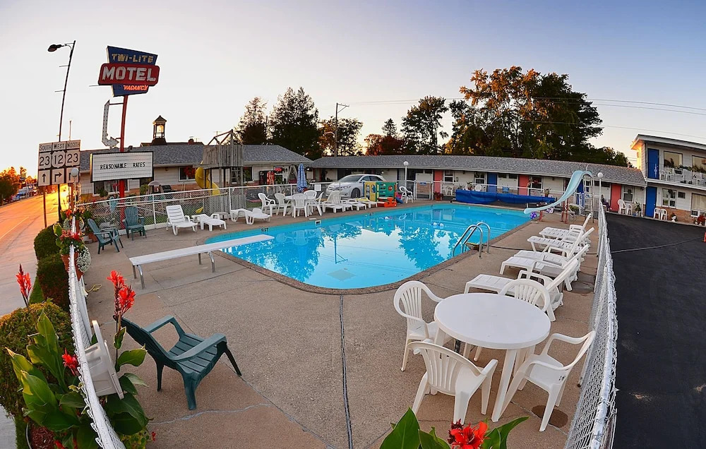 Twi-lite Motel