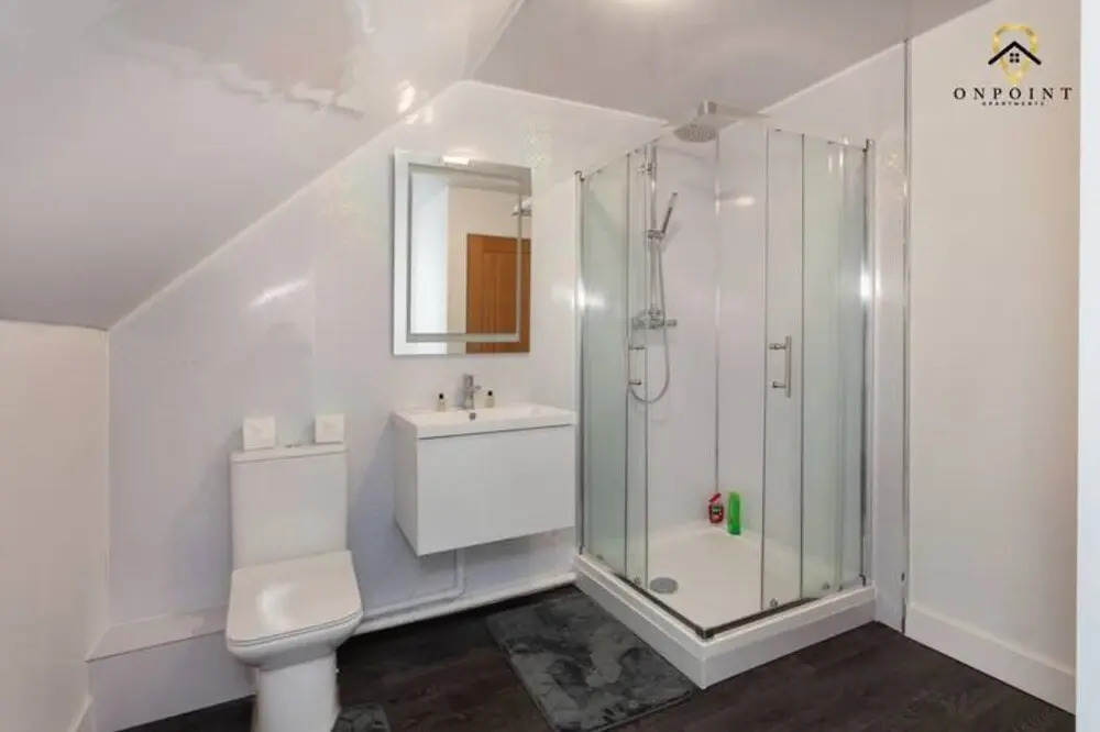 Modern 3-Storey Apartment & Free Parking