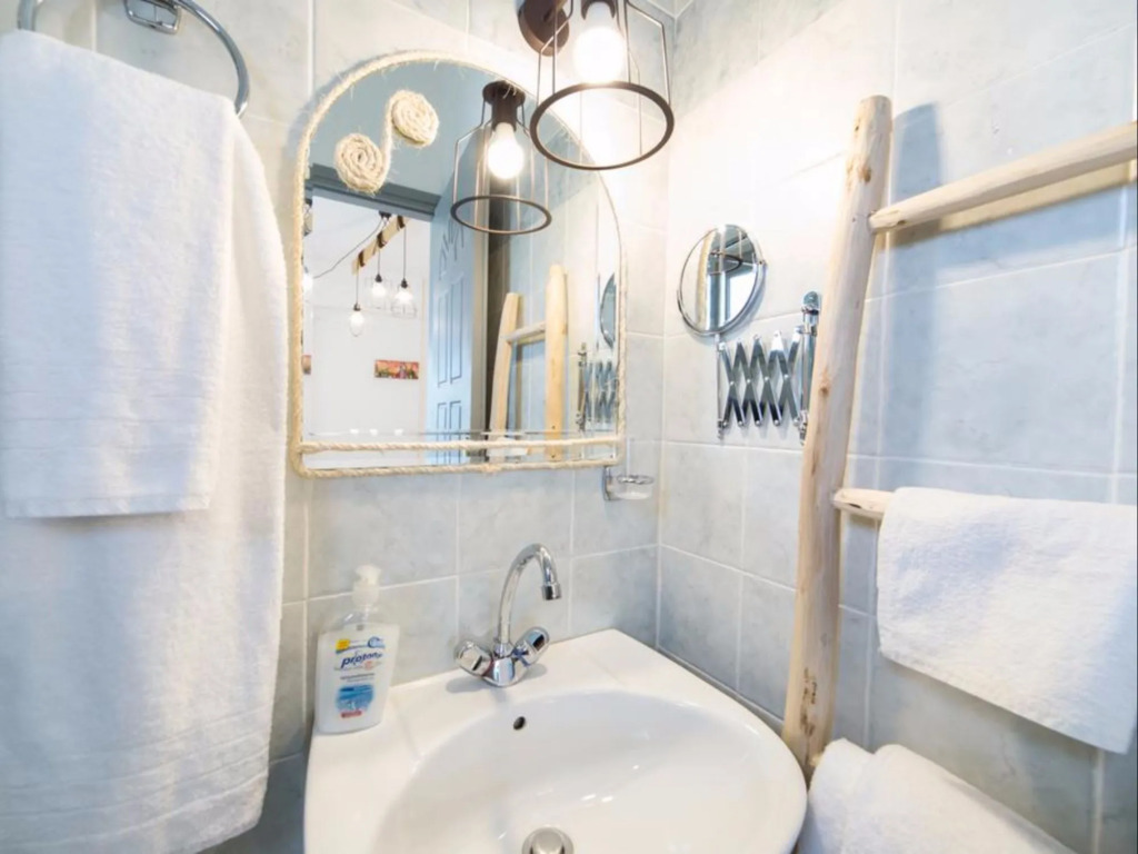 Evi Rooms