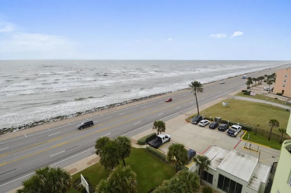 Seawall Condo with Birds Eye Views by RedAwning