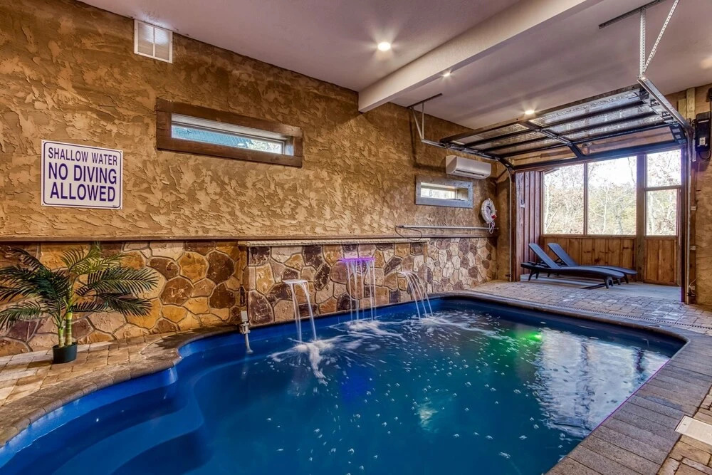 ERN823 - EAGLE FALLS - GREAT LOCATION WITH PRIVATE HEATED INDOOR POOL! CLOSE TO TOWN! cabin