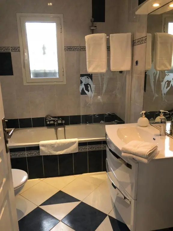 Petite maisonette adossee mais independante avec piscine