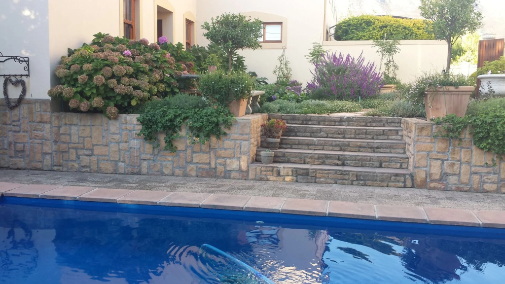 Petit Plaisir is a Romantic Self-catering Cottage on the Side of the Village no1