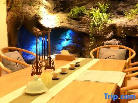 Xingyi Wanfenglin Yuejingwan Hotel