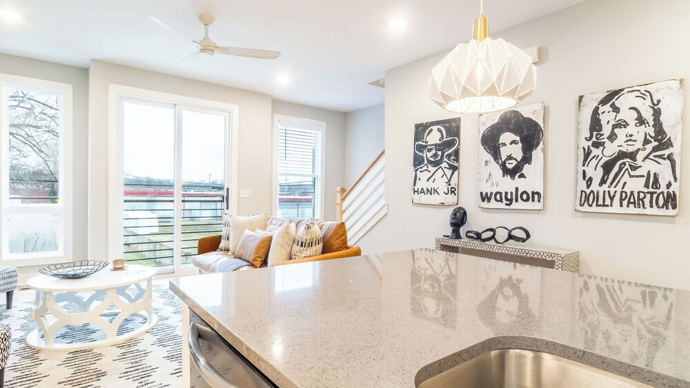 Monty by Avantstay 4bdr 4ba, Balcony w/ Outdoor Seating, 5mins to DT