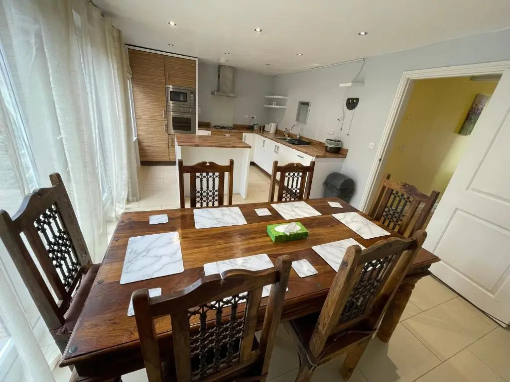 Holiday Home In Cardiff, Sleeps 8