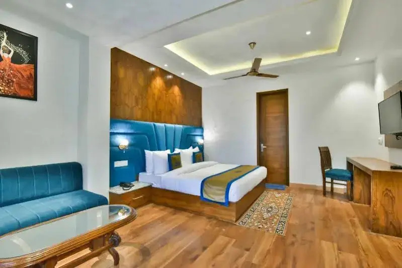 Ark Holiday Inn By Dls Hotels