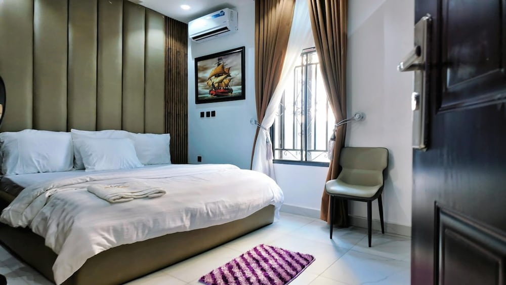 Dwellux Apartments