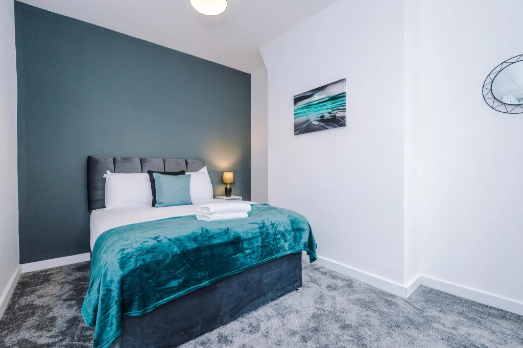 A-K Apartments - Cosy & Modern home, Superb Location, Street Parking Sleeps 6
