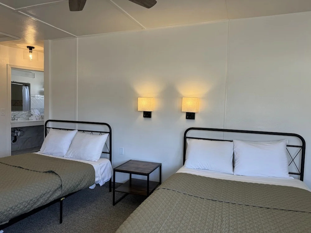 Eastern Sierra Motor Lodge