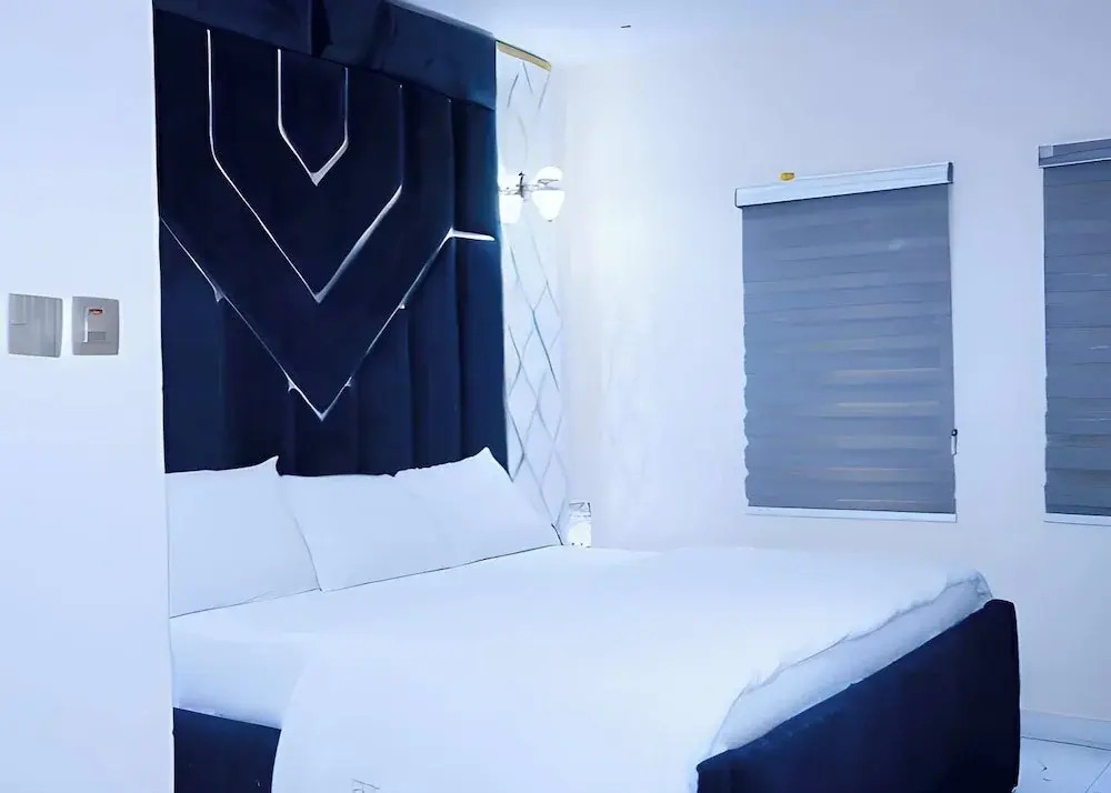 Dazzle Hotel and Apartment