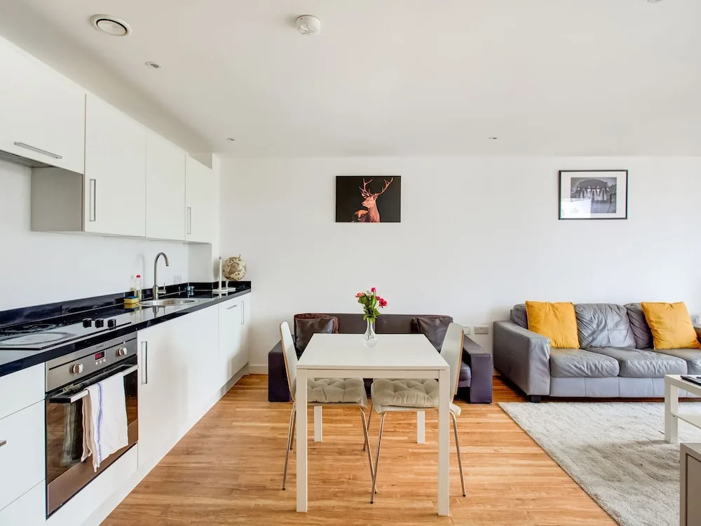 Plush Apartment in Manchester Near IWM North