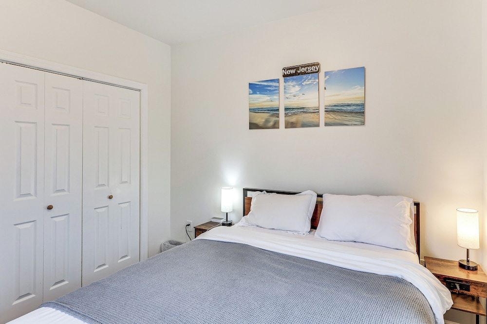 Near Belleville Park & Metlife: Pet-friendly Stay!