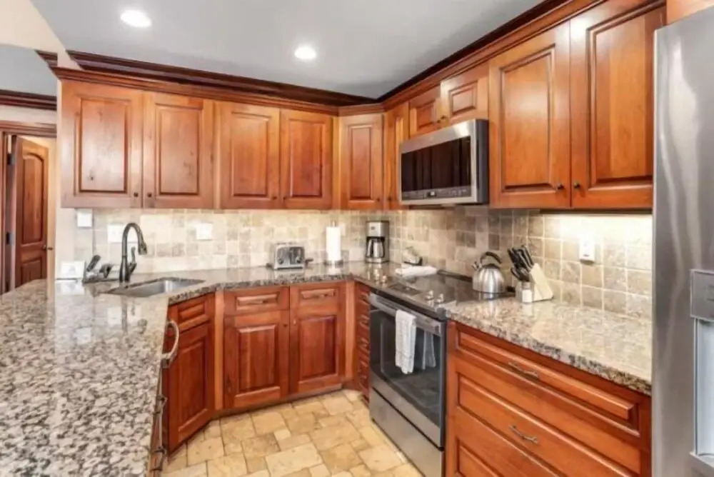 Ski In, Ski Out 3 Bedroom Condo at the Eagle Bahn Gondola With Slopeside Pool