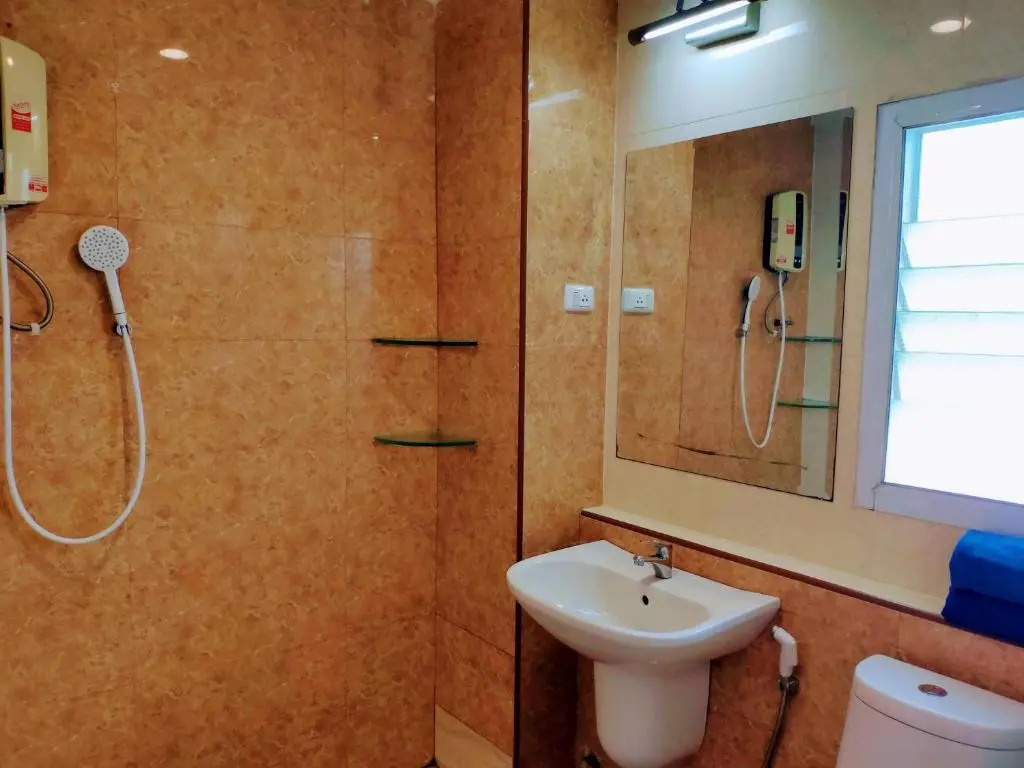 Quiet studio with king bed, kitchen and balcony