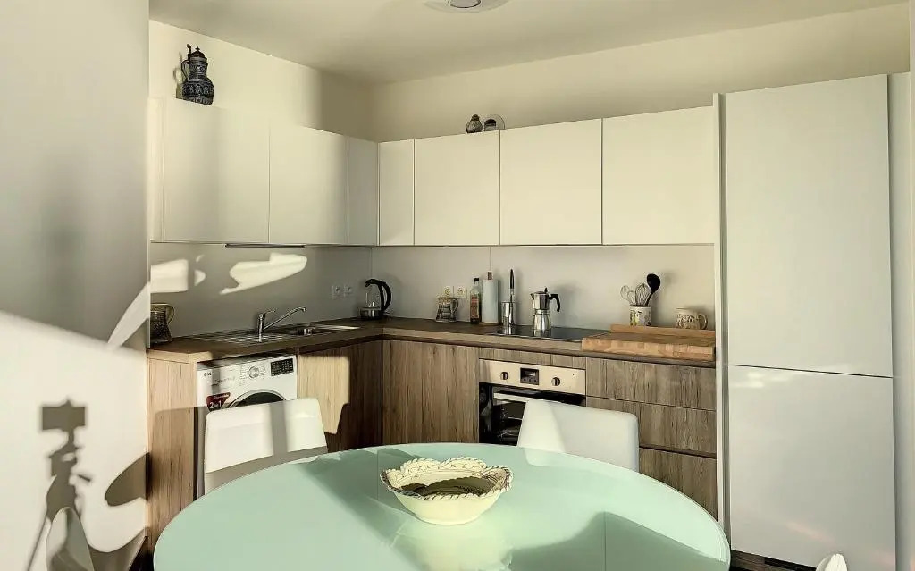 2br apartment with parking near Monaco