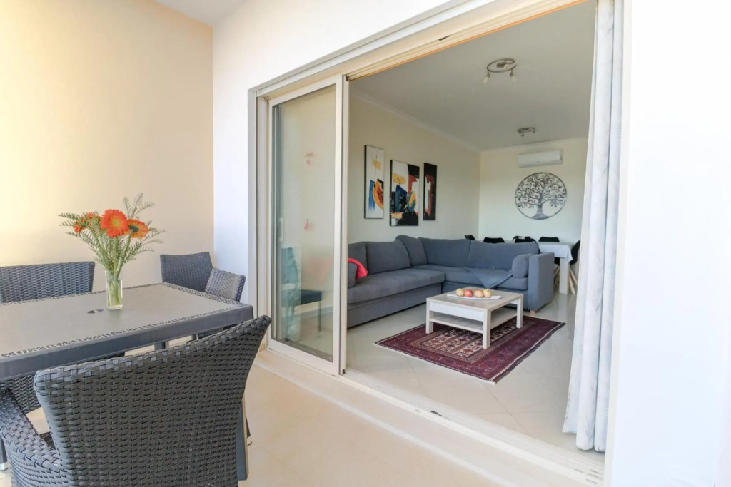 #004 Amazing T2 with seaview and pool 900m beach