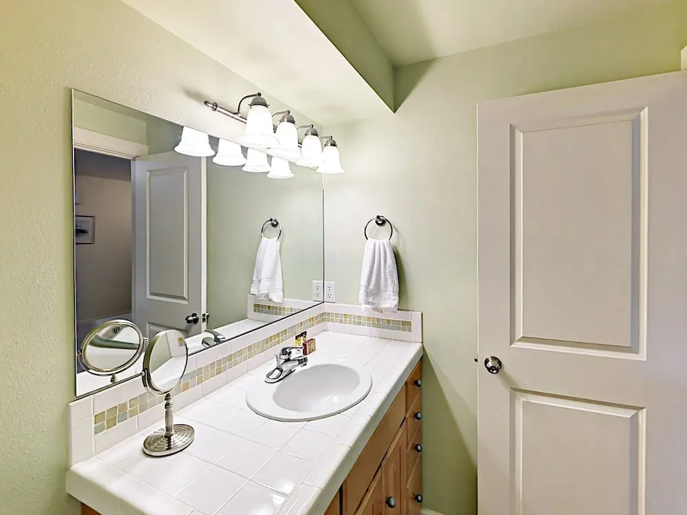 Latona Ave Townhouse Unit B - 3 Br townhouse by RedAwning