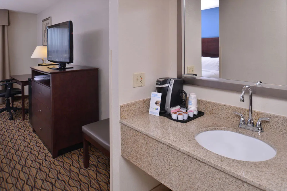 Holiday Inn Express & Suites Central Omaha by IHG