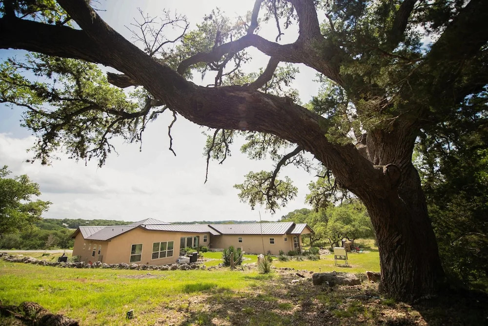 The Century Oak: 3-unit Beside Hidden Falls 4 Bedroom Home