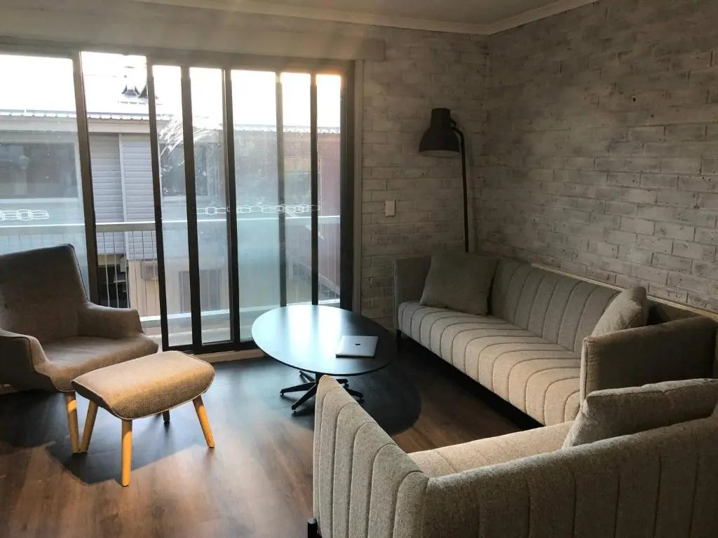 Hotham 3 Bedroom Apt - 24 Lawlers